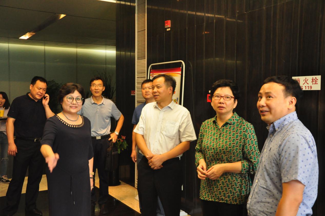 政府领导一行参观 政府领导一行参观