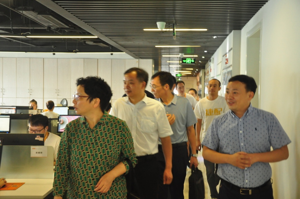 政府领导一行参观 政府领导一行参观